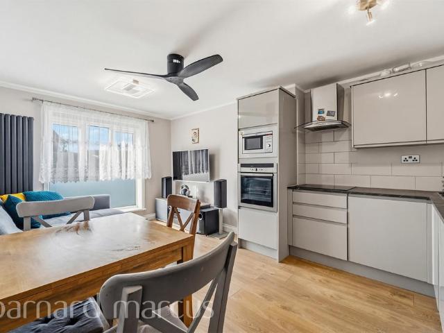 Flat for sale in London Borough of Hounslow, Hanworth