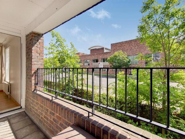 Flat for sale in Streatham, Greater London
