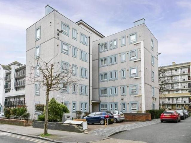 Flat for sale in Bromley-by-Bow, Limehouse