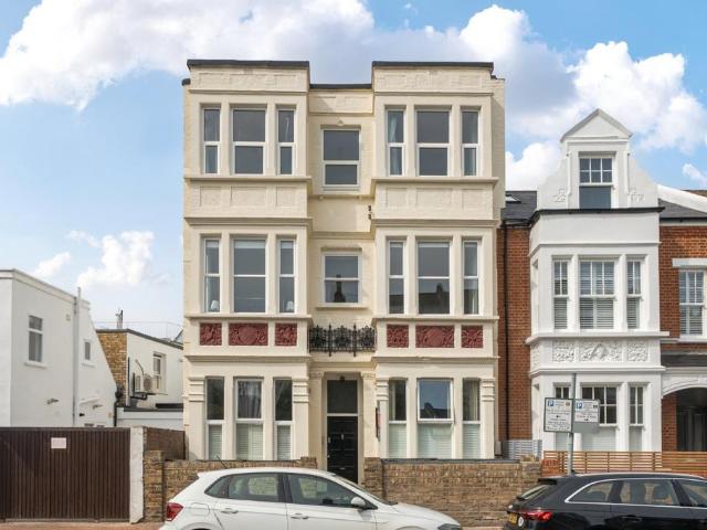 Flat for sale in Putney, Greater London