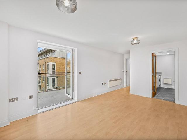 Flat for sale in Isle Of Dogs, Isle Of Man