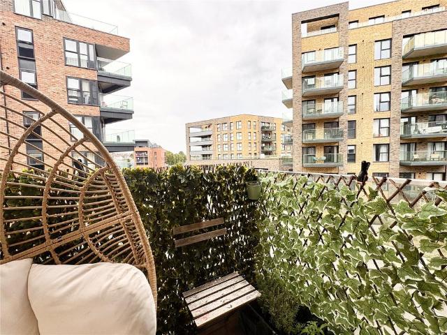 Flat for sale in Monks Orchard, Kent