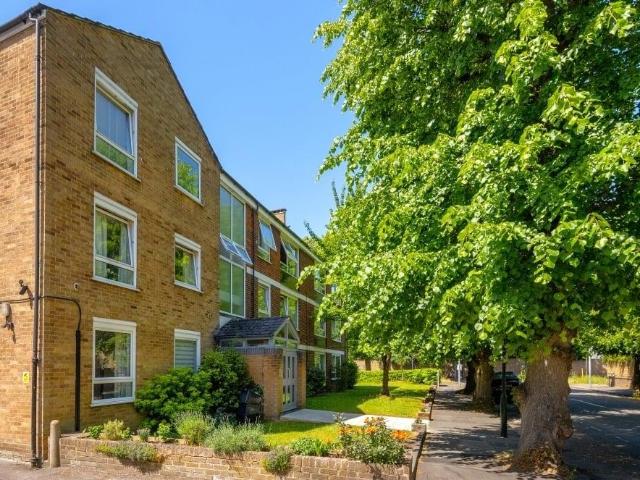 Flat for sale in Kew, Greater London