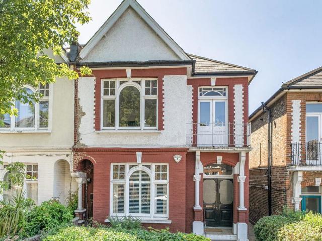 Flat for sale in Kilburn, Greater London