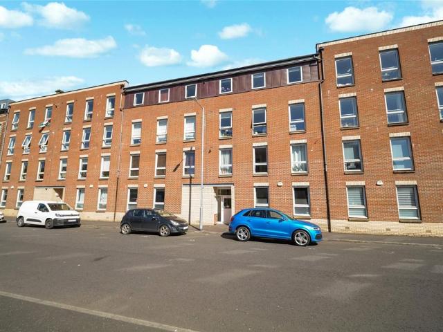 Flat for sale in Calton, Scotland