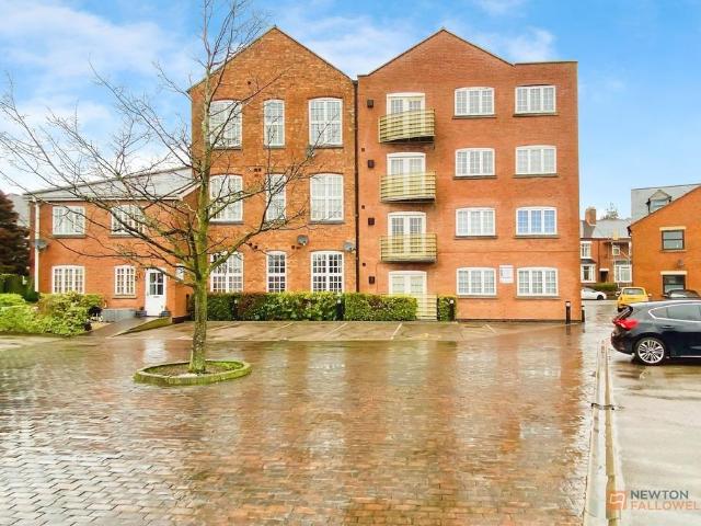 Flat for sale in Barwell, Barton