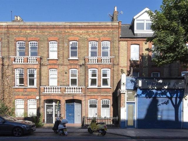 Flat for sale in Clapham Junction, Greater London