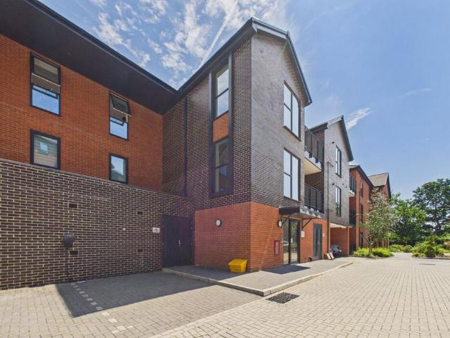 Flat for sale in Emmbrook, Wokingham