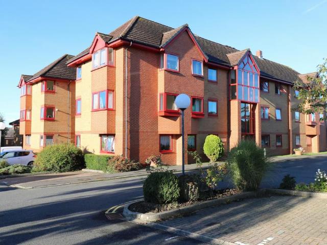 Flat for sale in Perryfields, West Sussex