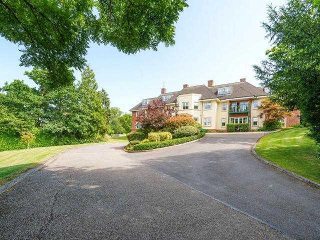 Flat for sale in Gerrards Cross, Denham