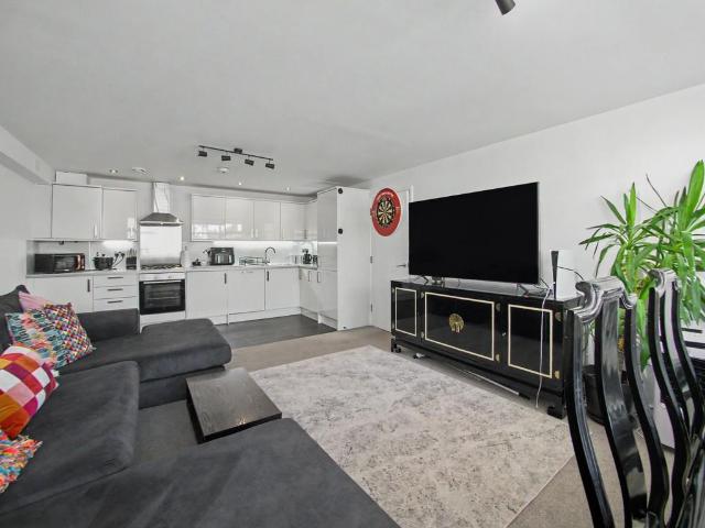 Flat for sale in Barling, Essex