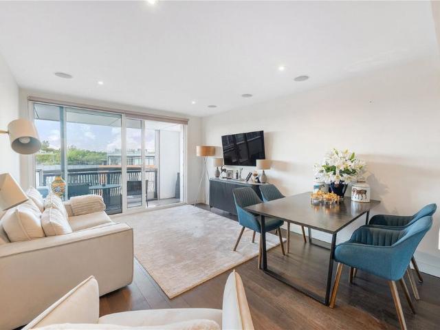 Flat for sale in Grosvenor Waterside, Greater London