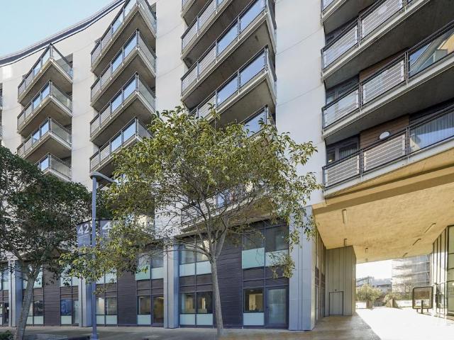 Flat for sale in Suttons Wharf, Mile End