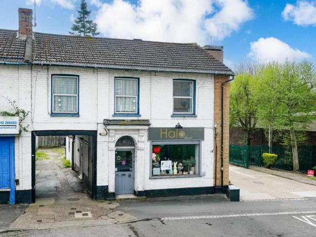 Flat for sale in Highfield, Pouchen End