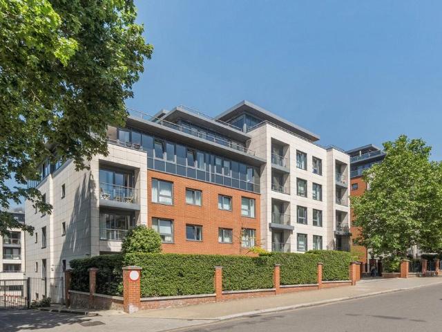 Flat for sale in Putney, Greater London