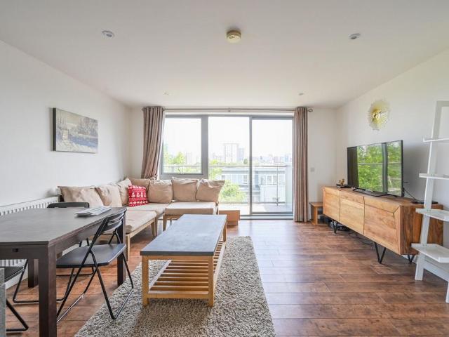 Flat for sale in Poplar Grove, Greater London