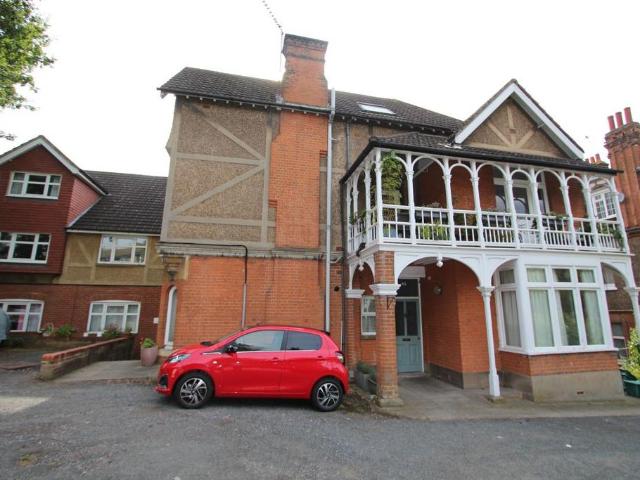 Flat for sale in Surbiton, Greater London