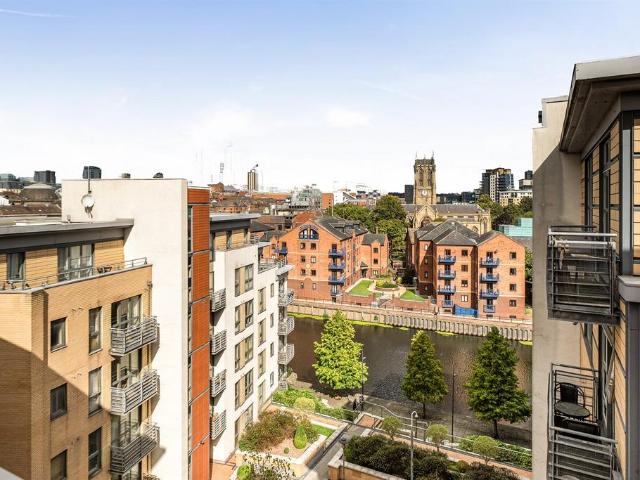 Flat for sale in Warehouse Hill, Leeds