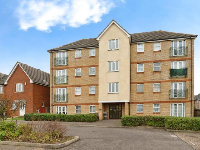 Flat for sale in Grays, Essex