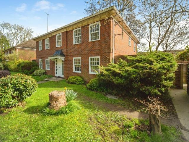 Flat for sale in Hart, Hampshire