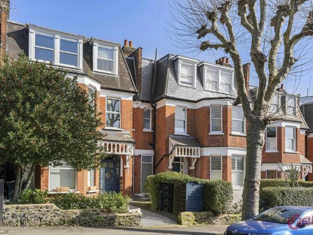 Flat for sale in Stroud Green, Greater London