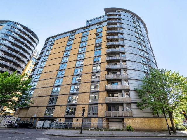 Flat for sale in London Borough of Ealing, Park Royal