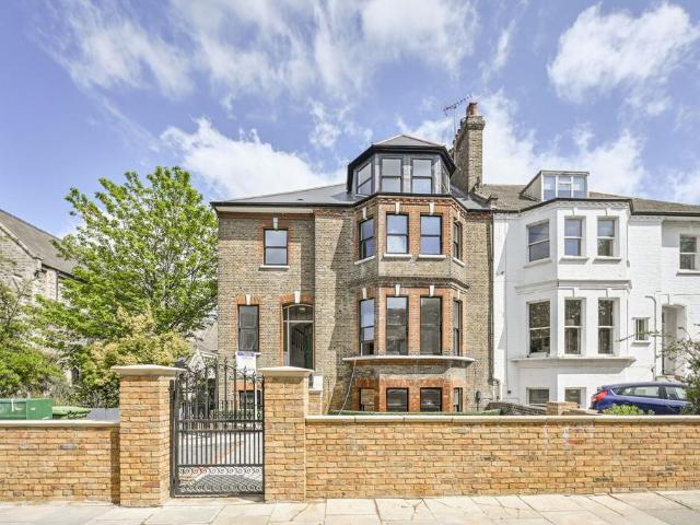 Flat for sale in Holloway, Lower Holloway