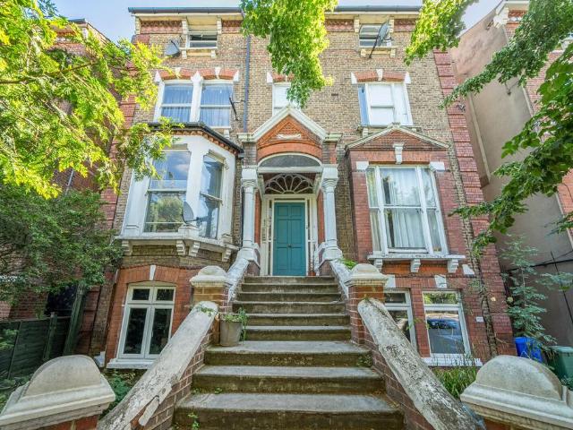 Flat for sale in Dulwich, Greater London