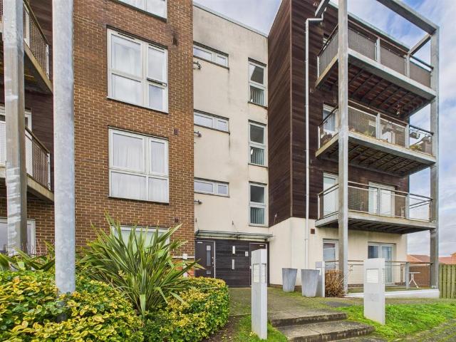 Flat for sale in Monks Orchard, Kent