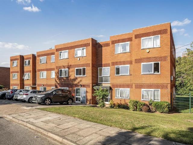 Flat for sale in Preston, Greater London