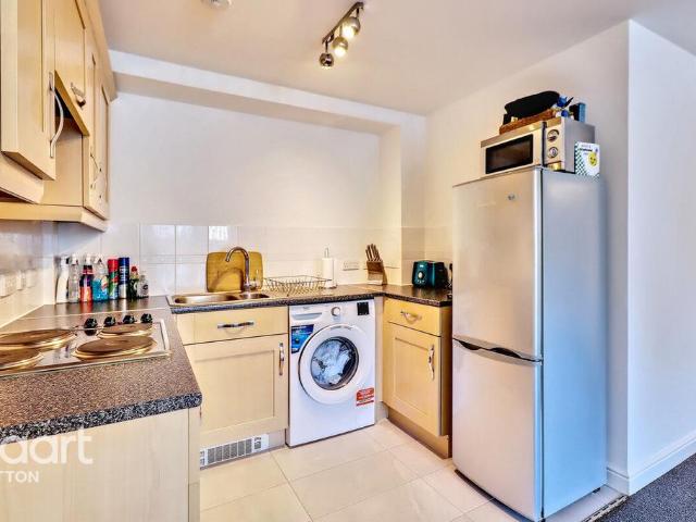 Flat for sale in Woodcote, Epsom