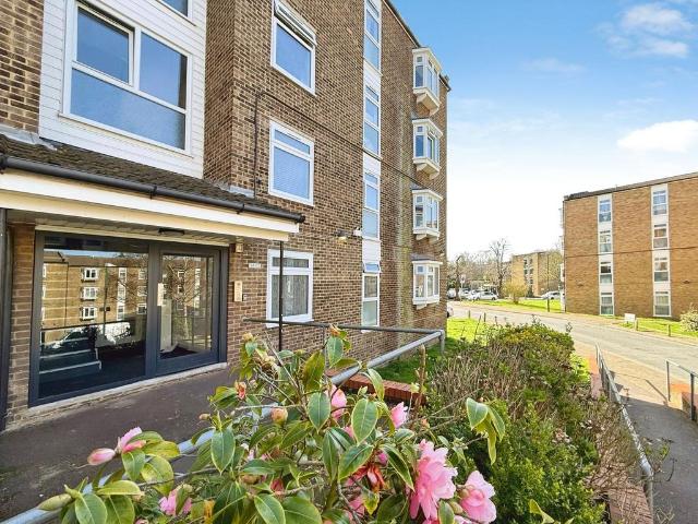 Flat for sale in Carshalton Beeches, Greater London