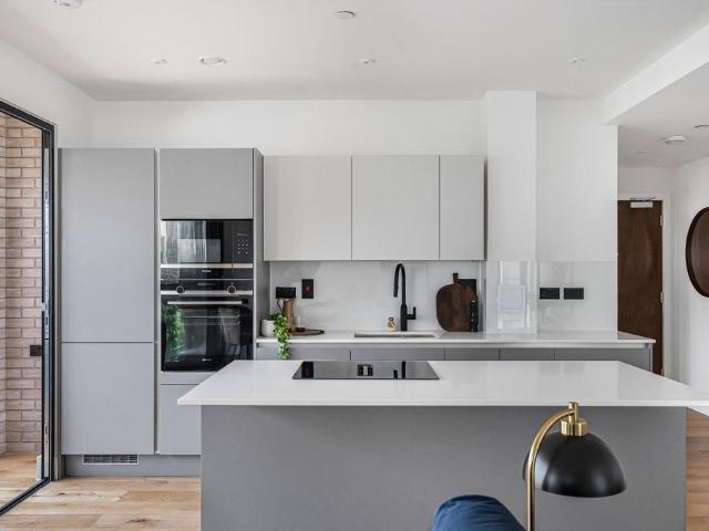 Flat for sale in Vauxhall, Greater London