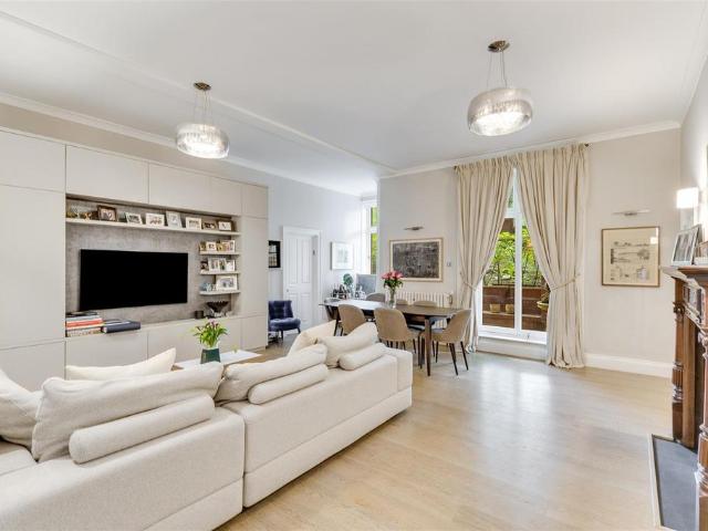 Flat for sale in Belsize Park, Greater London