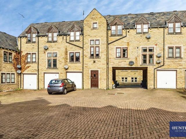 Flat for sale in Halifax, Calderdale