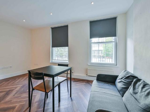Flat for sale in Lower Holloway, Greater London