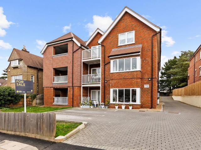 Flat for sale in London Borough of Croydon, Purley