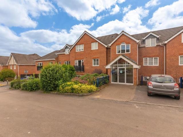 Flat for sale in Pouchen End, Hertfordshire