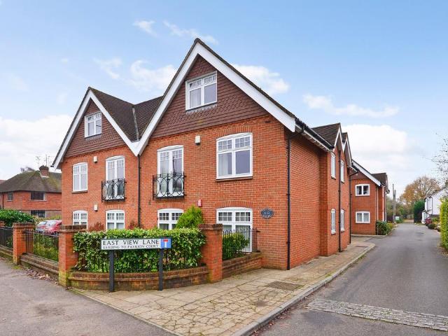 Flat for sale in Fole, Surrey