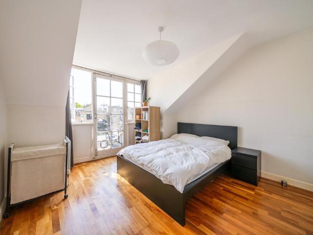 Flat for sale in Earl's Court, Greater London