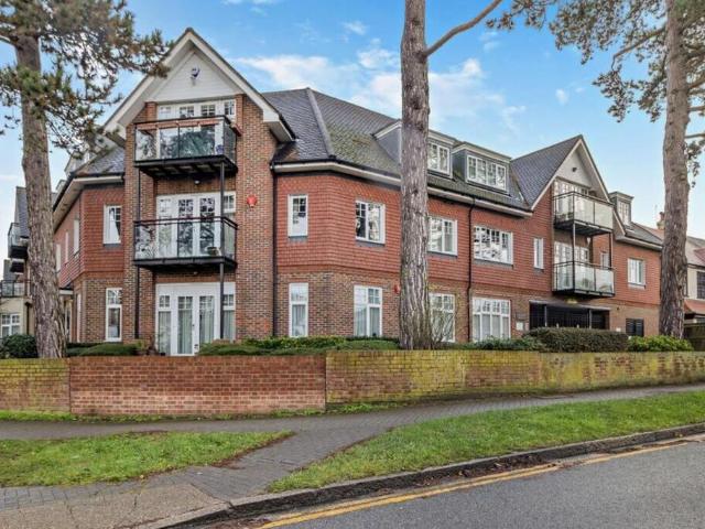 Flat for sale in Pinner, Greater London