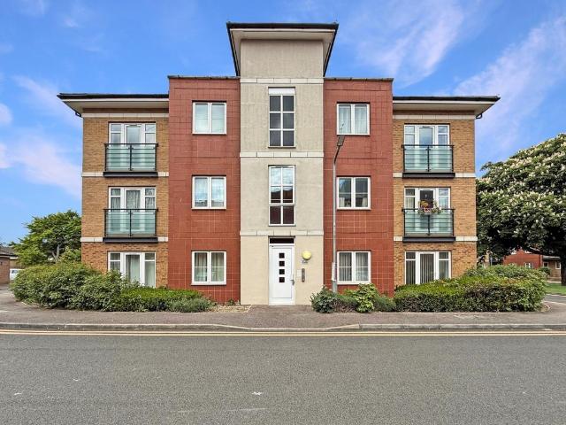 Flat for sale in Dunstable, Bedfordshire