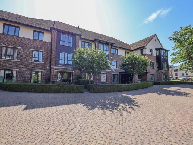 Flat for sale in Wivelsfield, Iford