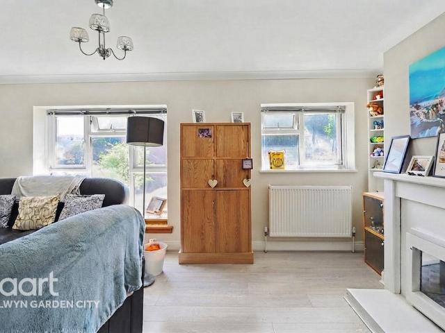 Flat for sale in Fretherne, Hertfordshire