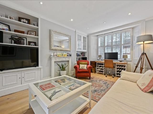 Flat for sale in London Borough of Hammersmith and Fulham, Greater London
