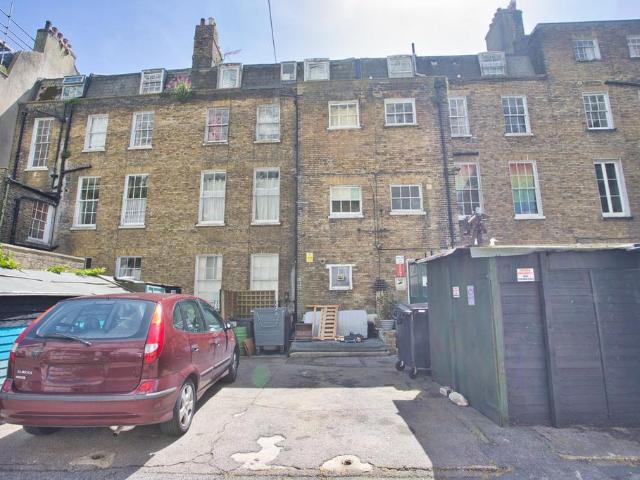 Flat for sale in Ash, Kent