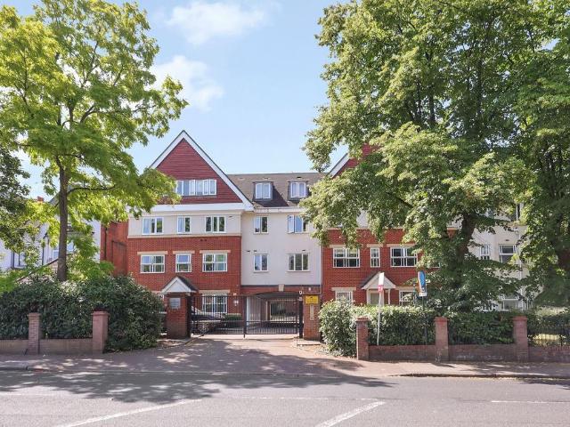 Flat for sale in Brondesbury, Greater London