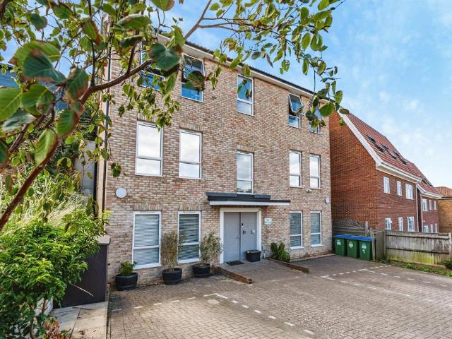 Flat for sale in Seaford, Iford