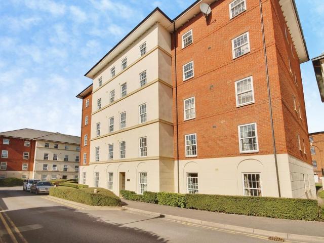 Flat for sale in Wotton, Gloucester
