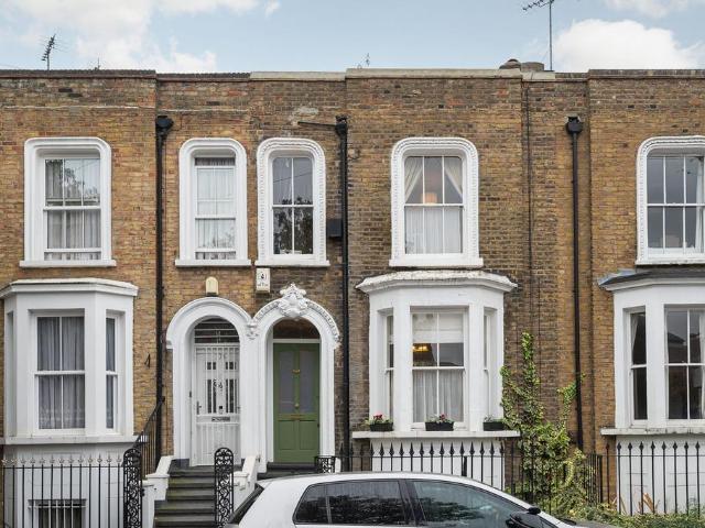 Flat for sale in Globe Town, Greater London
